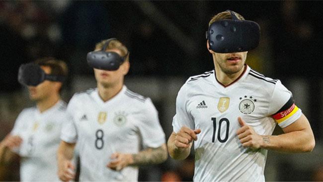 La nazionale tedesca di calcio si allenerà con la realtà virtuale I prodi calciatori della Germania indossano il VR