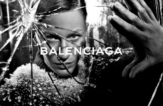La borsa di carta di Balenciaga da 1,100 dollari Lo sguardo penetrante di un modello Balenciaga