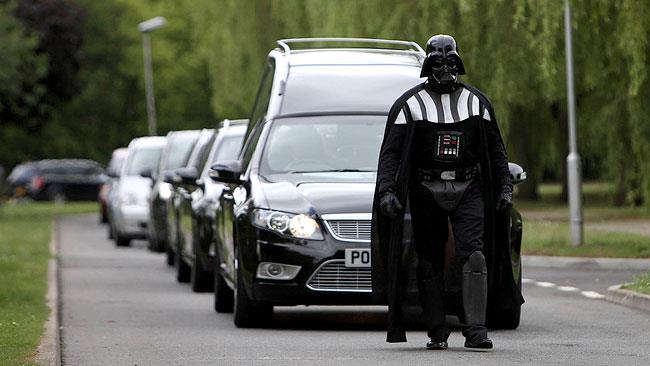 Il funerale a tema Halloween è stato celebrato da Darth Vader Darth Vader al funerale a tema Halloween