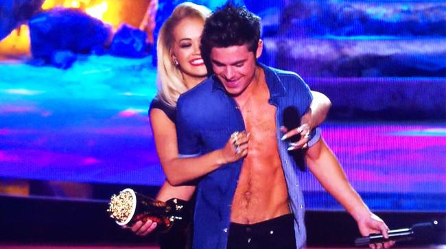 Rita Ora che toglie la camicia a Zac Efron agli MTV Movie Awards 2014 Zac Efron si fa denudare da Rita Ora agli MTV Movie Awards 2014