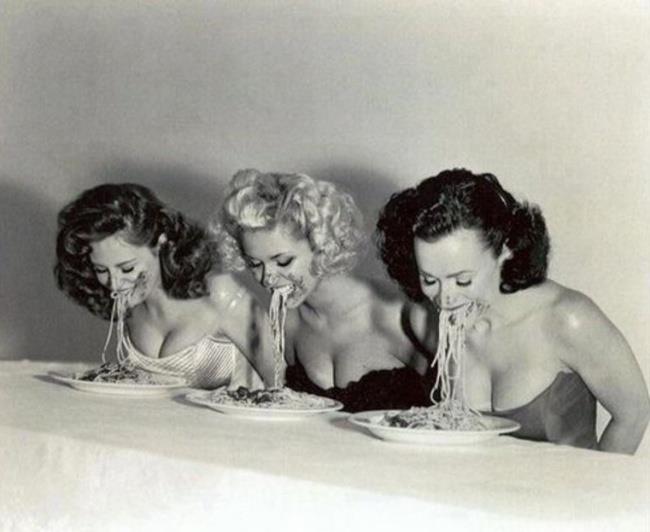 Immagine che raffigura una gara di mangiatrici di spaghetti