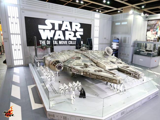 Il Millennium Falcon di Hot Toys in un'immagine ufficiale