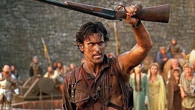 Ash in una delle scene più iconiche del film Ash Williams