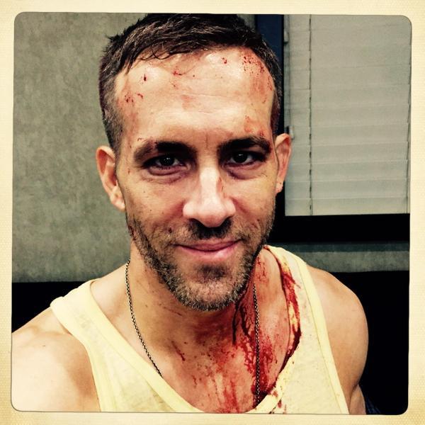 Ryan Reynolds grondante di sangue sul set di Deadpool