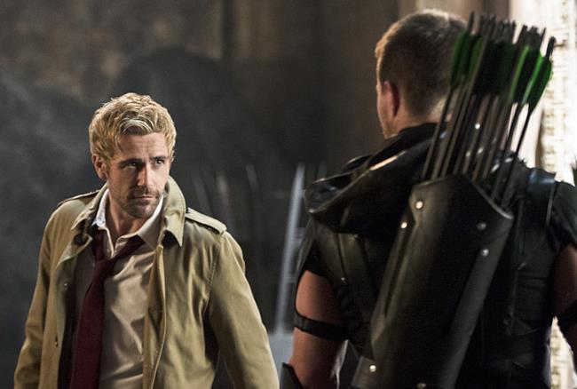John Constantine e Oliver Queen nella serie TV Arrow
