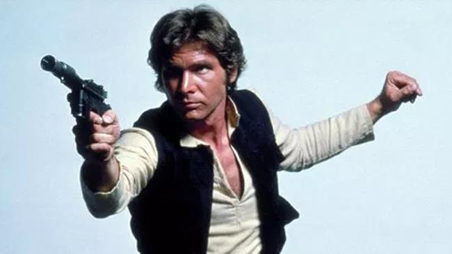 Han Solo interpretato da Harrison Ford Han Solo impugna la pistola laser