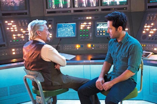 Paul Rudd e Michael Duglas in una foto promozionale di Ant-Man