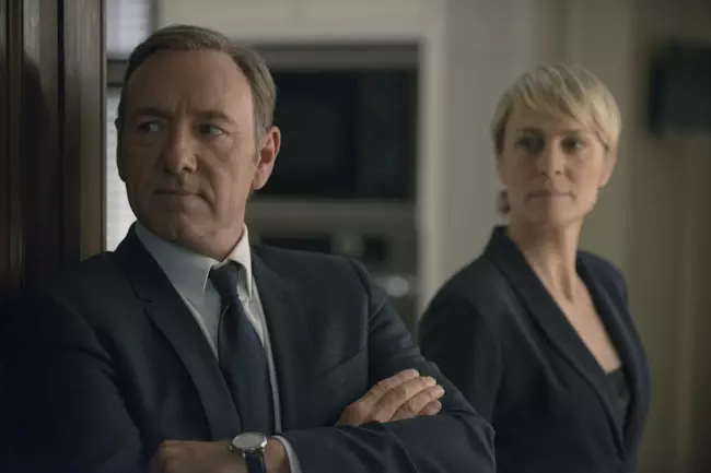 Gli episodi della terza stagione di House of Cards sono finiti online con 2 settimane di anticipo Frank e Carrie Underwood in House of Cards