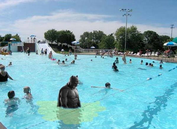 Batman che fa la pipì in piscina