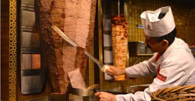 Il kebab mentre viene preparato