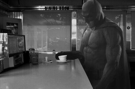 Batman davanti ad un caffè