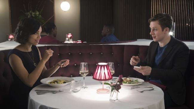 I due protagonisti dell'episodio Una scena tratta dalla quarta stagione di Black Mirror