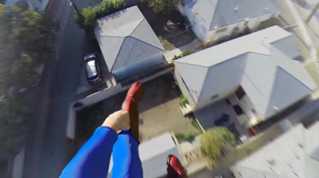 Superman vola sulla città Superman in un video con la GoPro