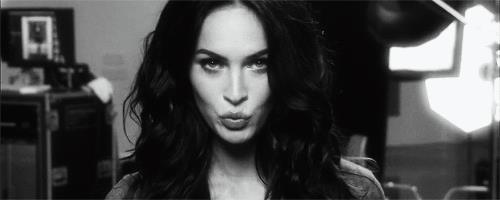 GIF Megan FOx che manda un bacio
