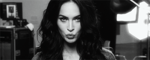GIF Megan FOx che manda un bacio