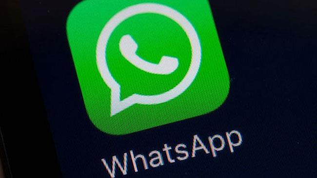 Le immagini più divertenti di aprile 2017 da condividere su WhatsApp L'icona di Whatsapp sullo schermo di uno smartphone