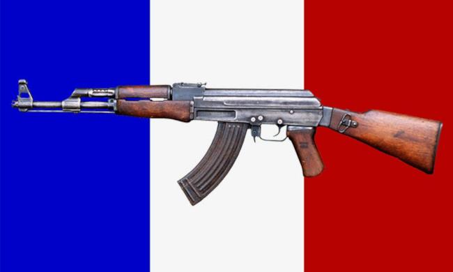 Attentato a Macron scoperto in un forum di videogame Kalashnikov su bandiera francese