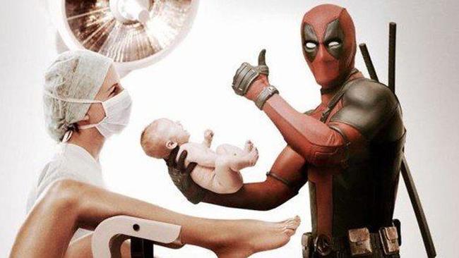 Deadpool Deadpool con un neonato
