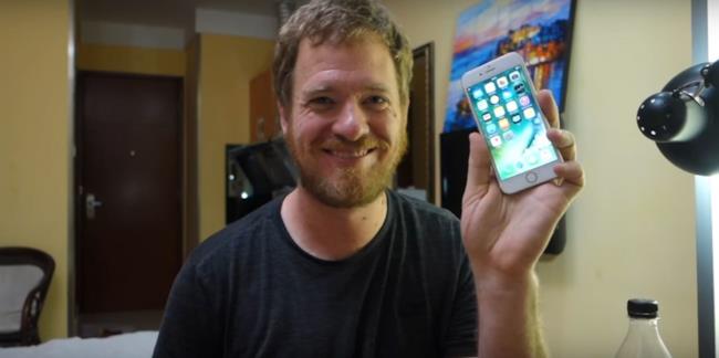 iPhone fai da te Scott mostra fiero il suo iPhone
