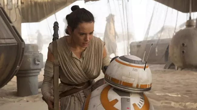 Daisy Ridley nel film Star Wars