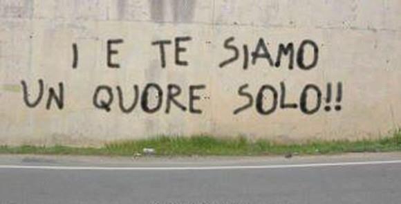 Scritta d'amore sgrammaticata su un muro