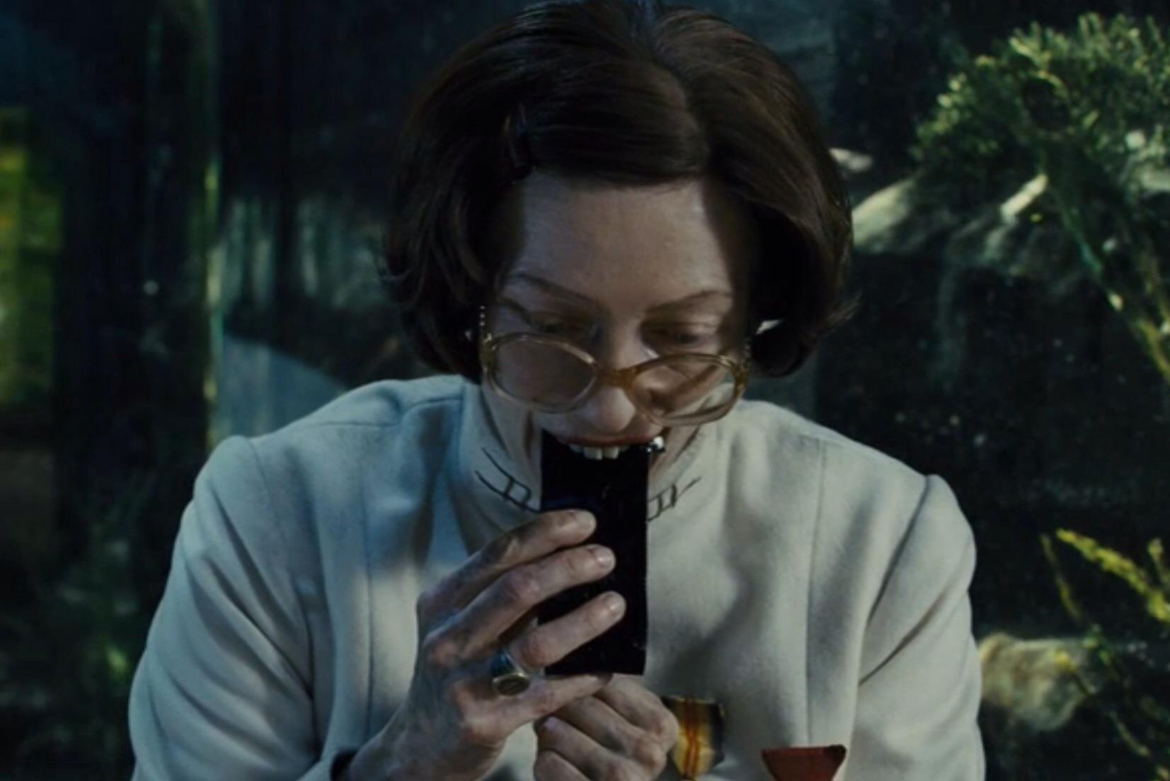 Tilda Swinton mangia le barrette proteiche a base d'insetti nel film Snowpiercer