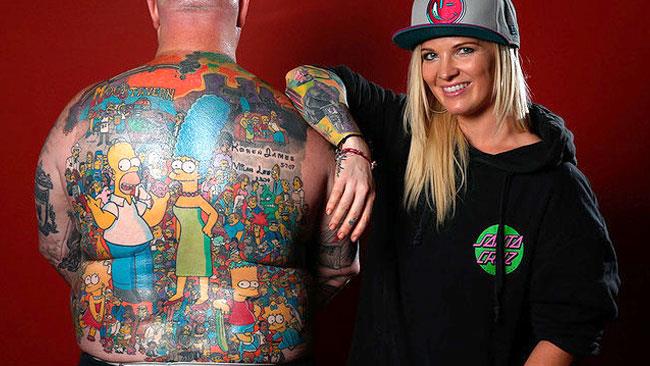 Tatuaggio da record per i Simpson: ben 203 personaggi tutti insieme Il tatuaggio da record con 203 personaggi dei Simpson