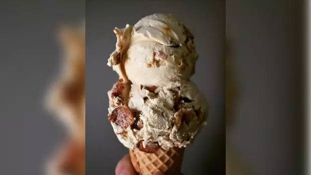 Gelateria negli USA lancia il gelato al gusto di maiale Il gelato al maiale