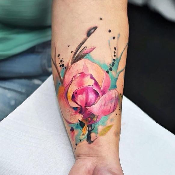 Un fiore tatuato sull'avambraccio - Tatuaggi acquarello, alcune fantastiche idee per i tuoi lavori