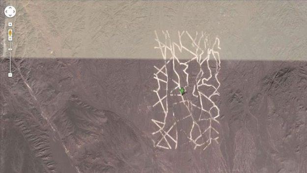 Linee bianche nel deserto viste da Google