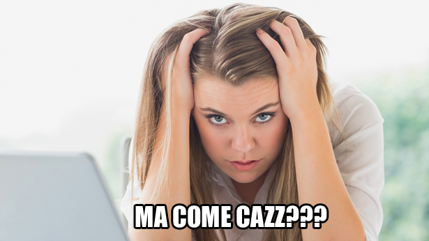 I video in automatico su Facebook vi fanno impazzire? Ecco come fermarli! Ragazza frustrata dai video di Facebook