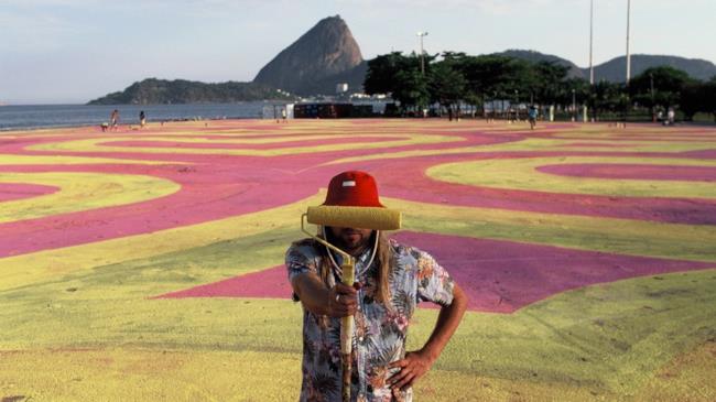La GIF di INSA fatta con foto da satellite è la più grande al mondo INSA mentre realizza il graffito per la sua GIF