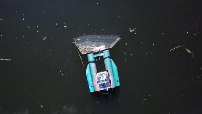 Trashbot Game, il progetto che mira a pulire i fiumi con un robot Il Trashbot in azione