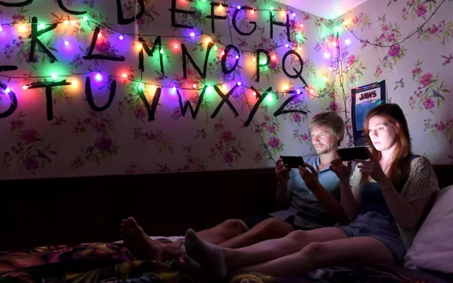 Una stanza dell'hotel dedicata a Stranger Things Ecco come si presenta una stanza dell'hotel.