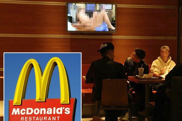 Presso un McDonald's svizzero sono andati in onda dei video porno, accidentalmente Video hard mostrati in un McDonald's svizzero