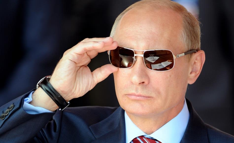 Vladimir Putin con gli occhiali da sole