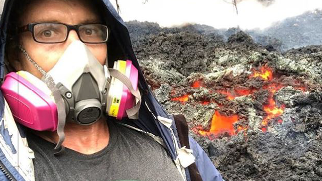 Persone si scattano selfie davanti alla lava del vulcano Kilauea Il magma immortalato in un selfie