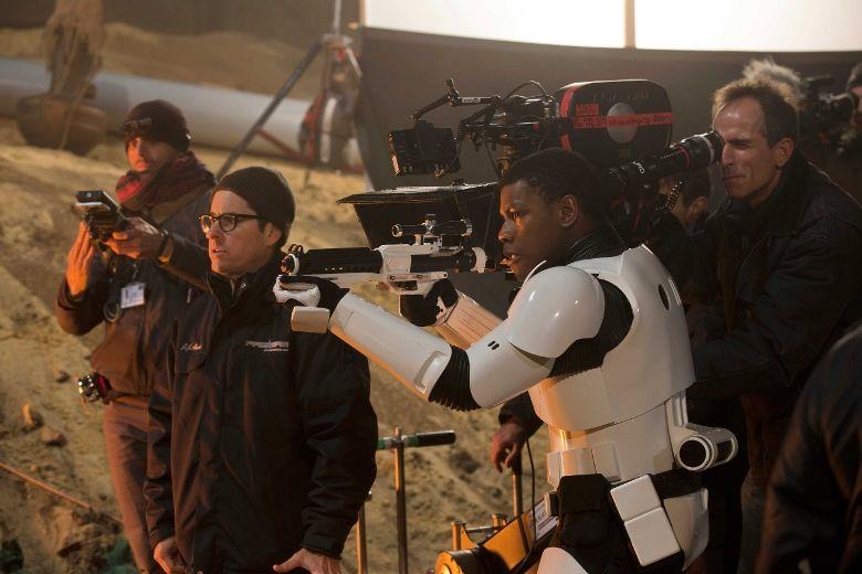 Il regista J.J. Abrams sul set di Star Wars Episodio VII - Il Risveglio della Forza
