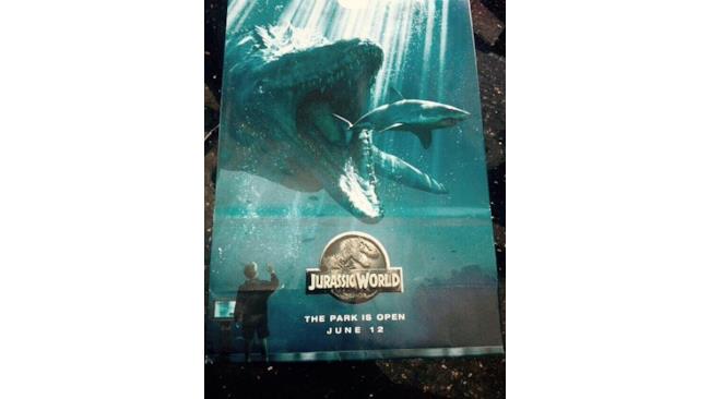 Poster di Jurassic World con lo squalo