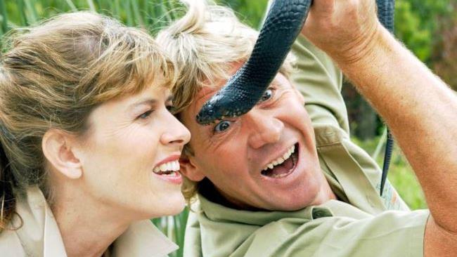 Steve Irwin è entrato a far parte della Hollywood Walk of Fame Steve Irwin e sua moglie Terri alle prese con un serpente