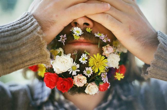 Barba con fiori colorati