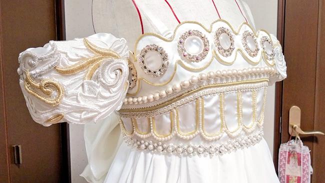 Abito da sposa cosplay per fan di Sailor Moon Fan di Sailor Moon si sposa in versione cosplay