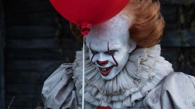 Quando Pennywise diventa photobomber Pennywise interpretato da Bill Skarsgård