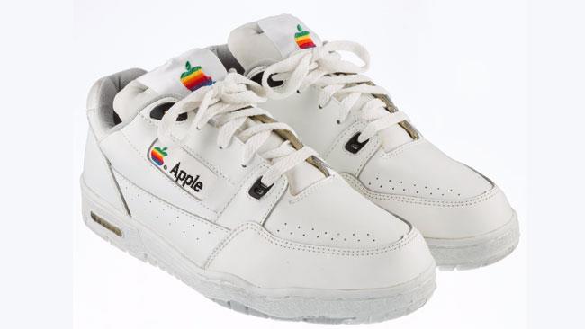 Eccole, le scarpe della Apple in tutto il loro splendore Un primo piano sulle Apple sneakers.