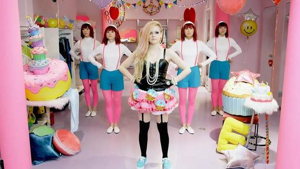 Il video di Helly Kitty di Avril Lavigne La pop star Avril Lavigne nel video di Helly Kitty