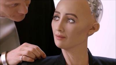 Sophia si rivolge a un umano