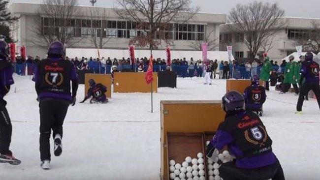 snowball Una fase della competizione nella battaglia a palle di neve