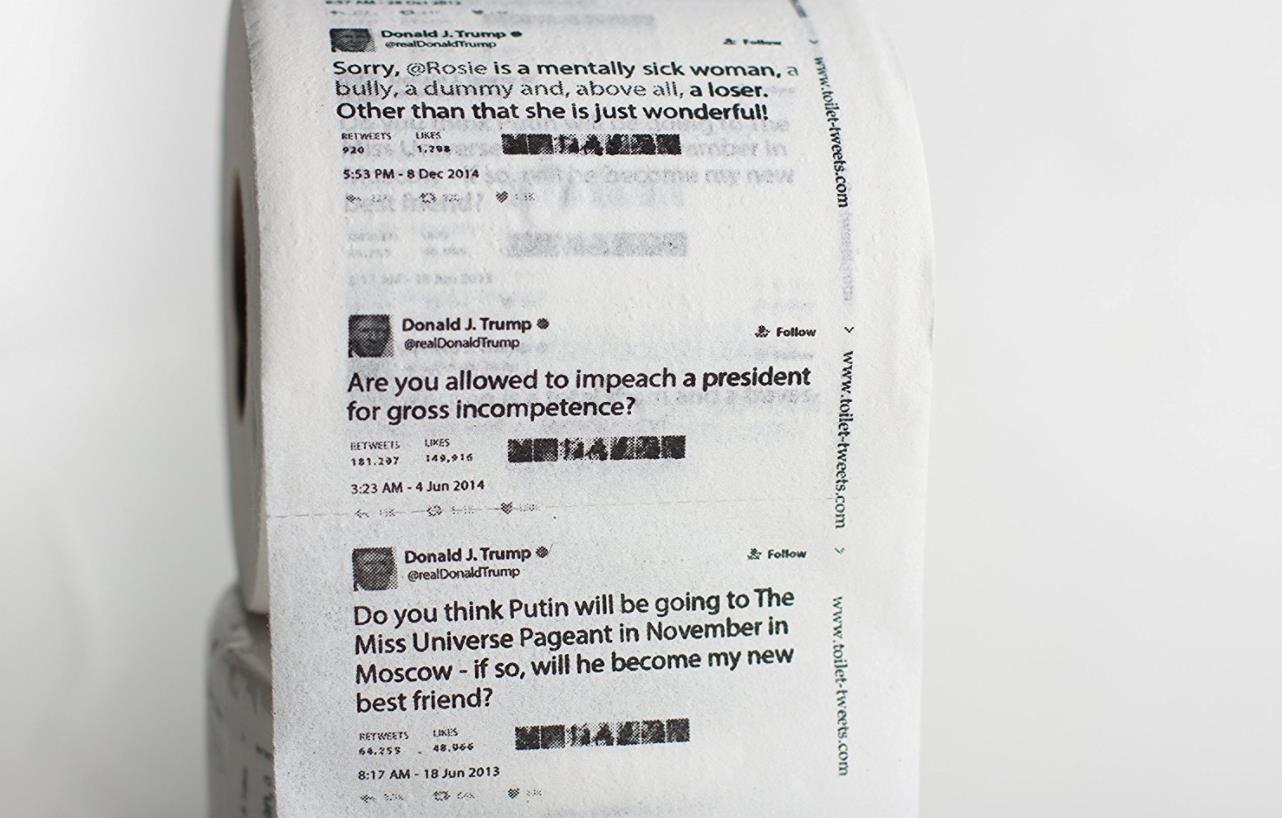 Un esempio di rotolo di carta igienica con su stampati i tweet di Donald Trump.