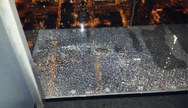 Il vetro dello Skydeck di Chicago crepato