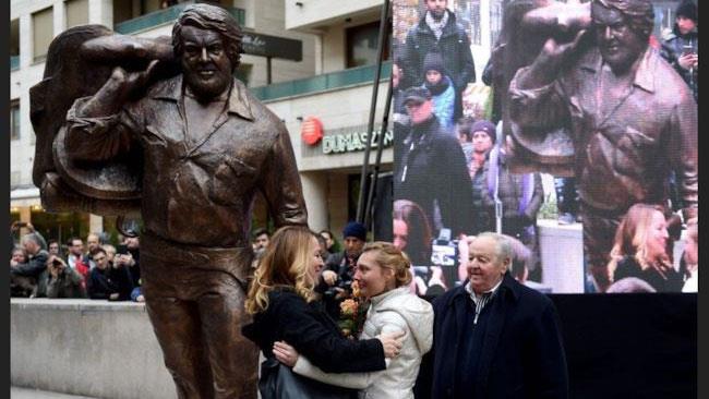 La statua bronzea del mito Una foto dell'inaugurazione del monumento.